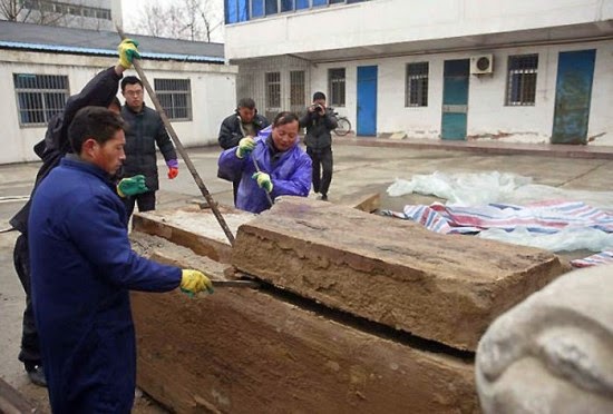 Pekerja di China Temukan Box Misterius Di Bawah Tanah, Apa yang Mereka Temukan...
