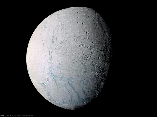 10 Bulan Teraneh dalam Tata Surya
