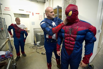 Saat Superhero Menjadi Petugas Kebersihan Demi Mereka