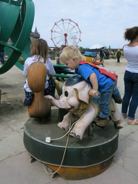 Inilah Taman Bermain Dismaland ketika DIsneyland Berubah menjadi tempat yang suram