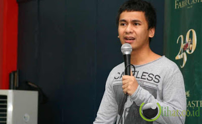 7 Artis Stand Up Komedi Paling Populer