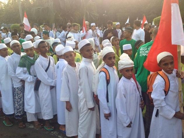 Dengan Membawa Bendera Merah Putih, Santri-santri Papua Ikut Semarakkan Parade Tauhid