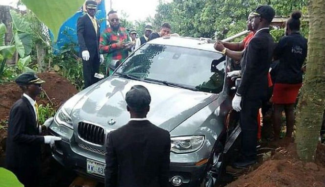 Meninggal, Anak Kubur Ayahnya di Dalam Mobil BMW Rp1,2 Miliar