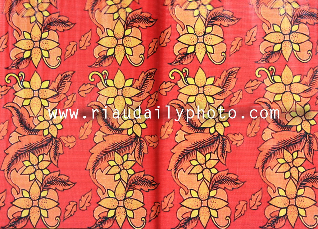 Batik Tabir dari Riau, memeriahkan hari Batik Gan :D