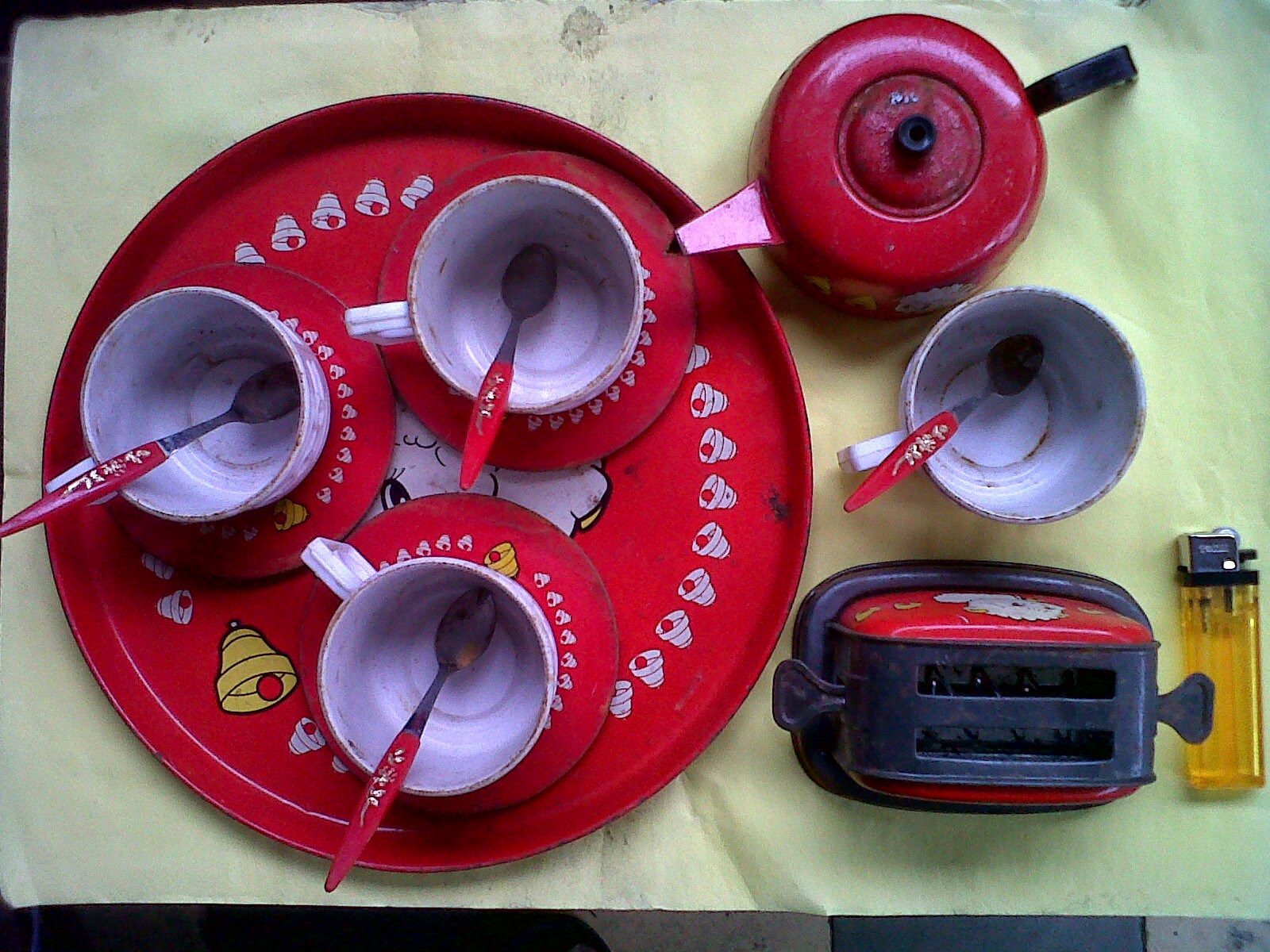 tin toys set gelas