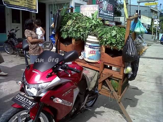 Tukang dagang ini selalu di serbu banyak orang