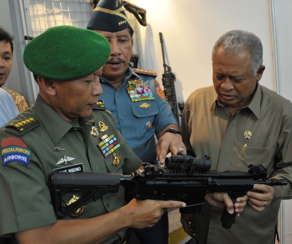&#91;PICS ONLY&#93; Senapan dan Pistol yang digunakan TNI/Polri