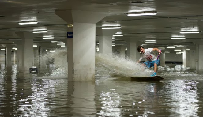 Foto Unik Akibat Banjir di Inggris
