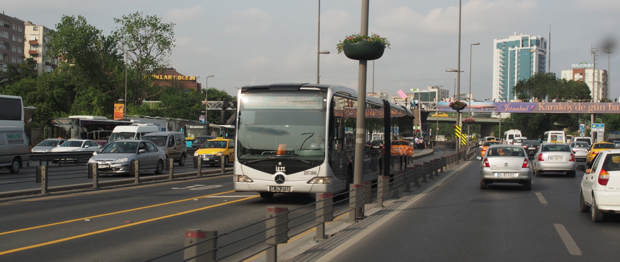 Bus Anti Lampu Merah Disiapkan Hadang Mobil Murah