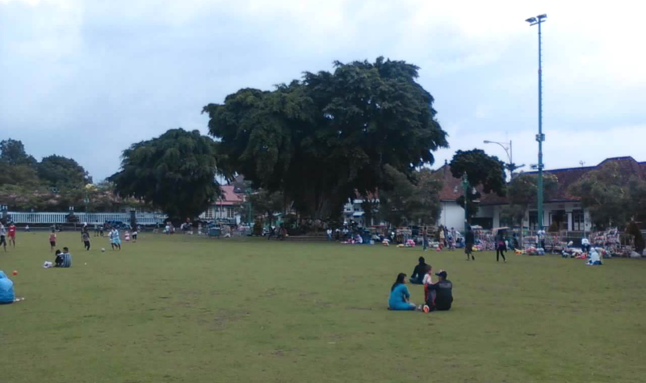 Asyiknya Ngabuburit Di Alun-alun Purwokerto