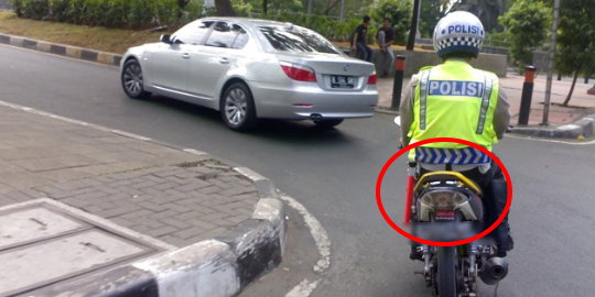 Polisi melarang pelanggaran lalu lintas? kok malah polisi yang melakukan? (Pic+++_