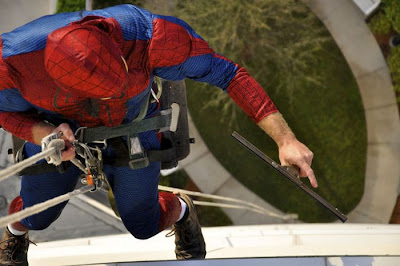 Saat Superhero Menjadi Petugas Kebersihan Demi Mereka