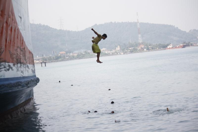 Potret Kehidupan Anak Silem Di Pelabuhan Merak, Banten