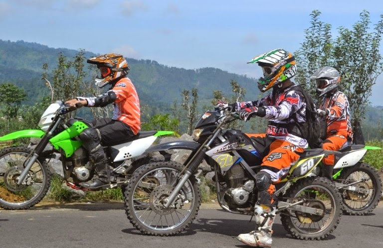 Dari Bunyinya, 100 meter sebelum melintas kita sudah bisa nebak itu motor/mobil apa