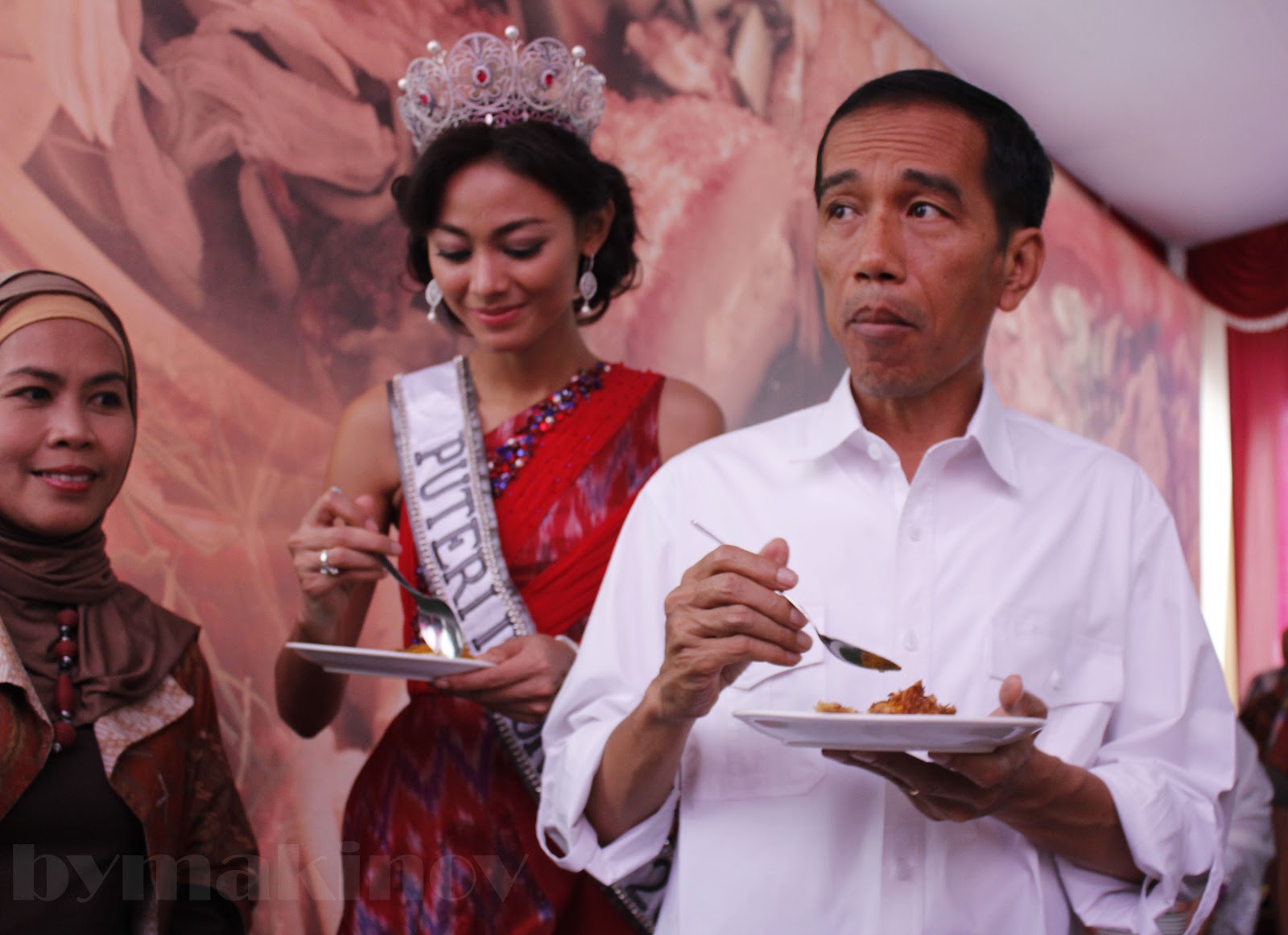 &#91;PIC&#93; Wanita-wanita Muda Cantik Disekitar Jokowi .... Woowwwww!