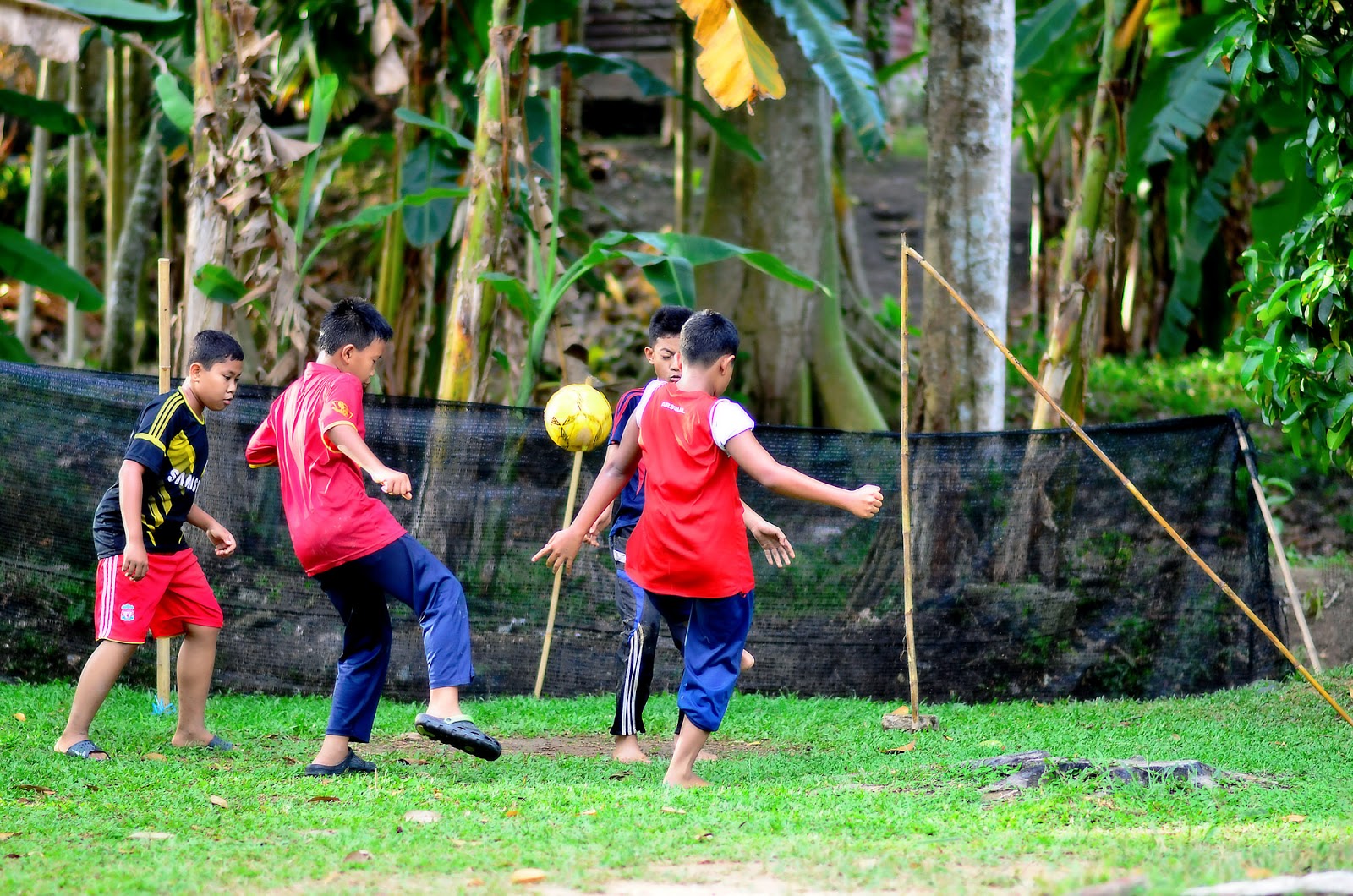 APAKAH AGAN PERNAH MAIN BOLA DENGAN CARA BEGINI...