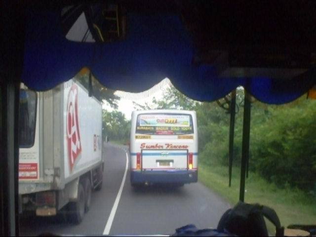 Tips Menghadapi Bus/Truk bagi Pengendara Motor (menurut versi ane)