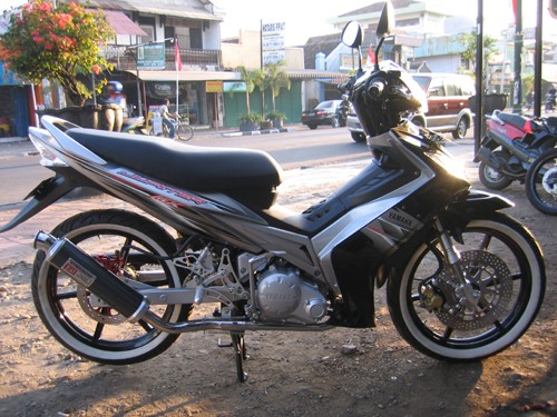 List putih ( white wall ) untuk Ban Motor