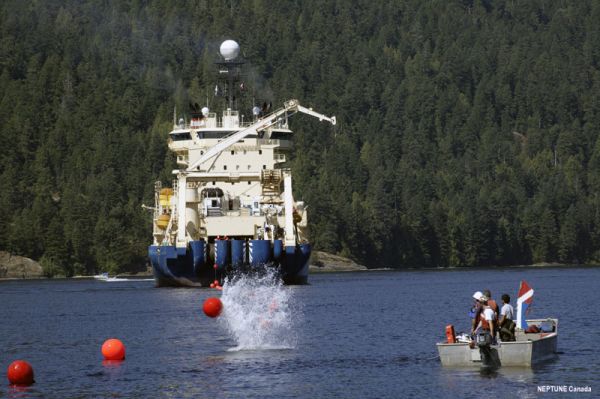 Proses Pemasangan Kabel Komunikasi Bawah Laut (Fibre Optics)