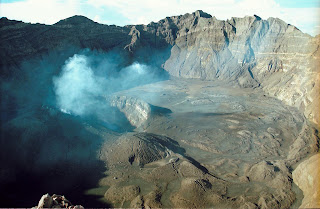5 Gunung Paling 'Berbahaya' Di Indonesia ( yang doyan petualangan outdoor masuk)