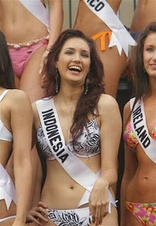 &#91;PIC&#93; FPI tak percaya Busana Miss World 2013 Tertutup Rapat Kayak Lontong atau Kebaya