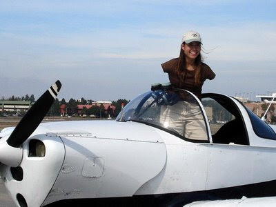 pilot ini menerbangkan pesawat dengan kaki doang