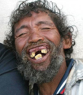 senyum-pria-misterius-selamatkan-gadis-penumpang-kereta-maut