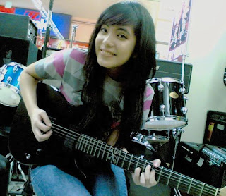 Cewek Pamer Body Gitar