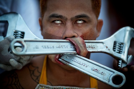 Festival vegetarian terekstrim di Phuket Thailand (sadis gan)