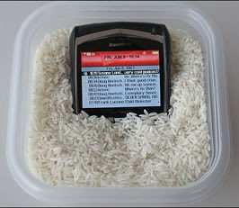 Cara Terbaru Mengeringkan Ponsel dengan Beras