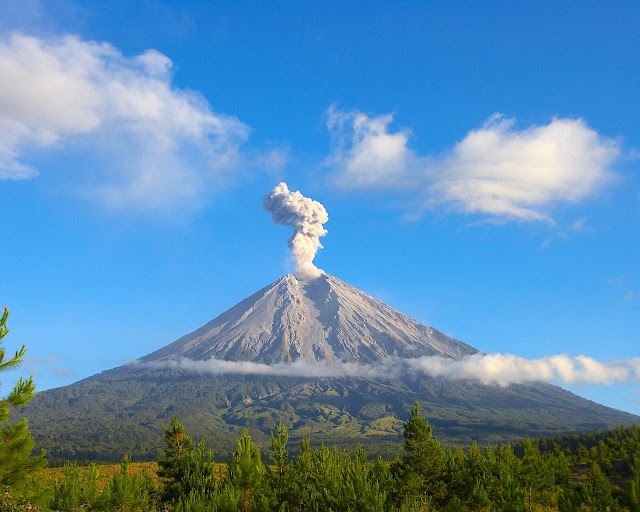 10 Gunung Tertinggi di Indonesia