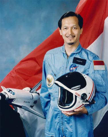 Inilah loh gan 2 astronot Indonesia pertama!!!