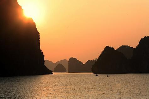 Melihat Indahnya Ha Long Bay