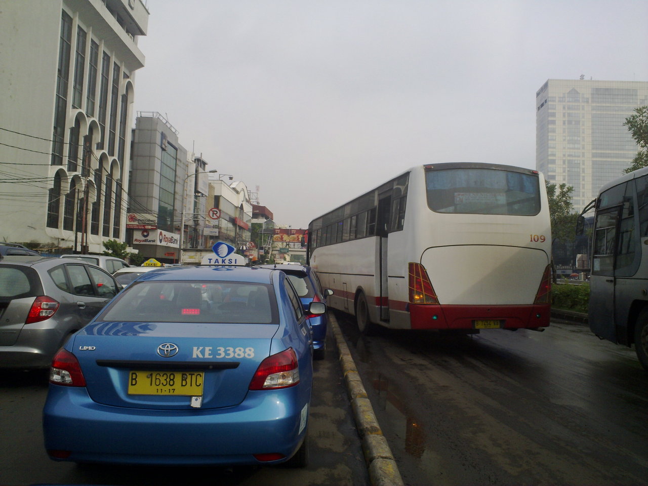 FOTO: Penampakan Kendaraan Bermotor (Mobil Dan Sepeda Motor) Penerobos Jalur Busway