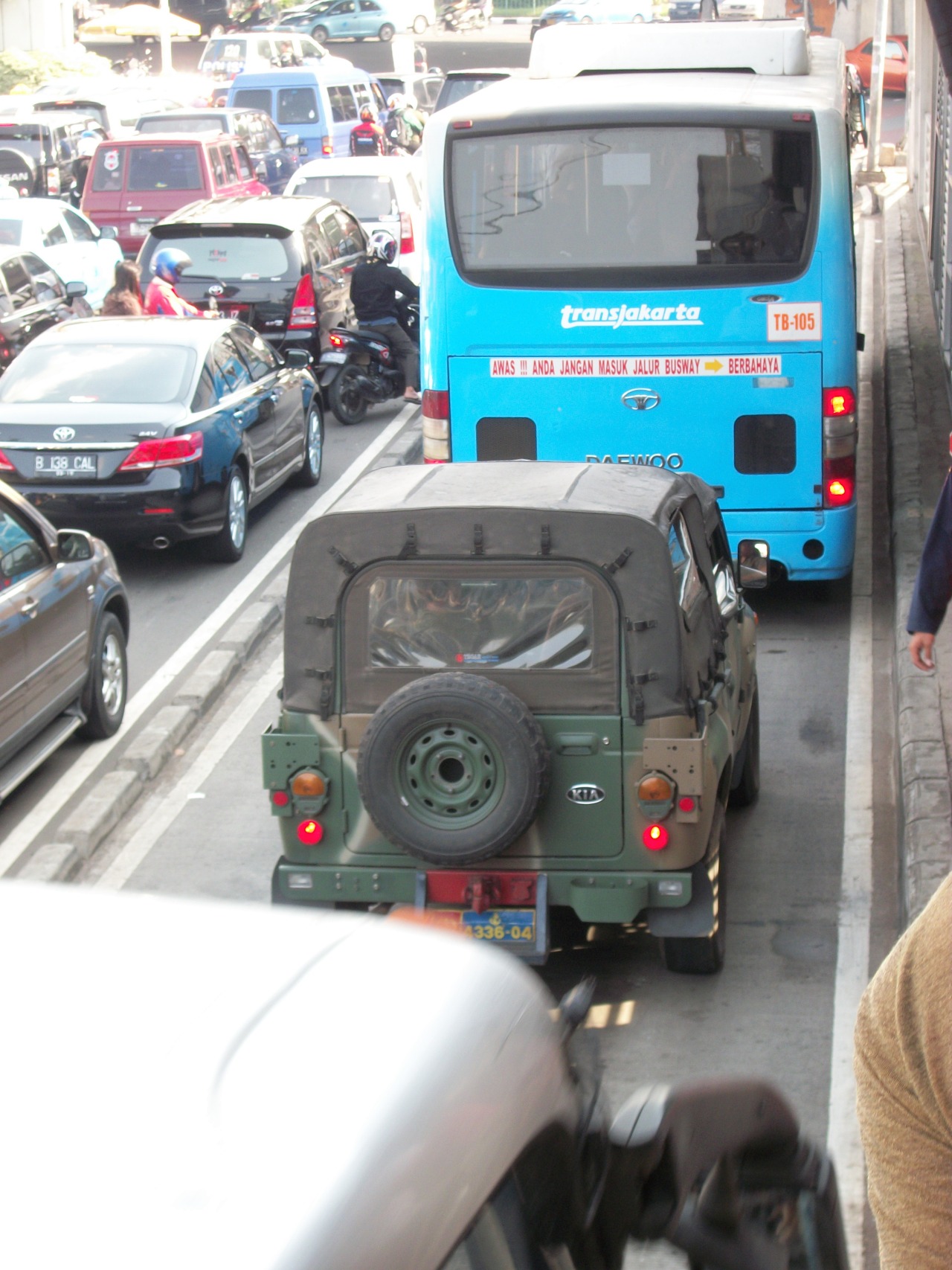 FOTO: Penampakan Kendaraan Bermotor (Mobil Dan Sepeda Motor) Penerobos Jalur Busway