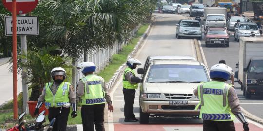 FOTO: Penampakan Kendaraan Bermotor (Mobil Dan Sepeda Motor) Penerobos Jalur Busway