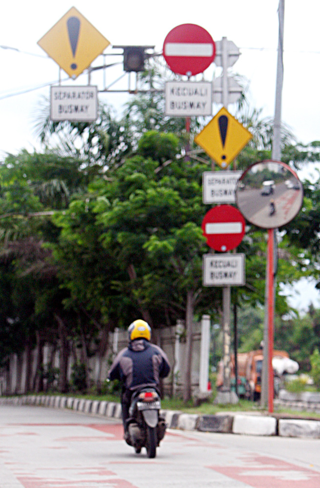 FOTO: Penampakan Kendaraan Bermotor (Mobil Dan Sepeda Motor) Penerobos Jalur Busway