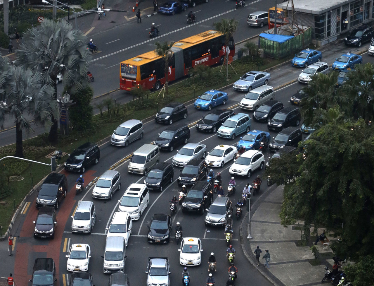 FOTO: Penampakan Kendaraan Bermotor (Mobil Dan Sepeda Motor) Penerobos Jalur Busway