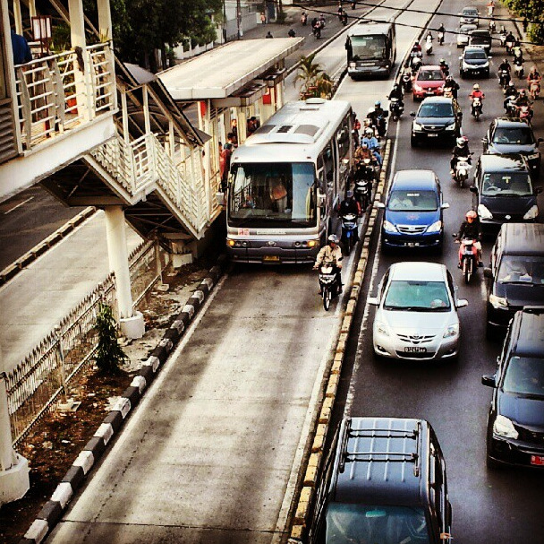 FOTO: Penampakan Kendaraan Bermotor (Mobil Dan Sepeda Motor) Penerobos Jalur Busway