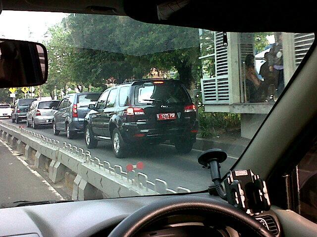 FOTO: Penampakan Kendaraan Bermotor (Mobil Dan Sepeda Motor) Penerobos Jalur Busway