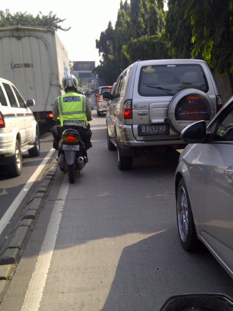 FOTO: Penampakan Kendaraan Bermotor (Mobil Dan Sepeda Motor) Penerobos Jalur Busway