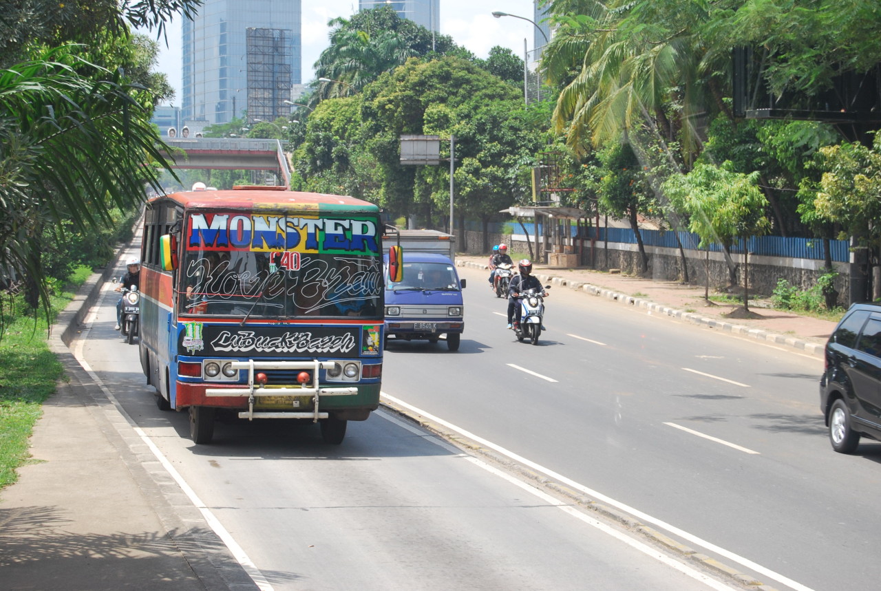 FOTO: Penampakan Kendaraan Bermotor (Mobil Dan Sepeda Motor) Penerobos Jalur Busway