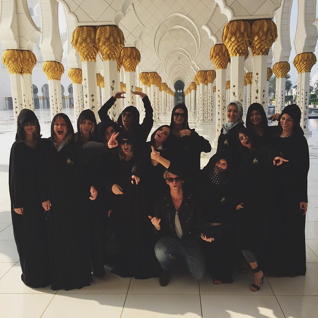 Liburan ke Dubai, Selena Gomez dan Para Model Pakai Pakaian Tertutup