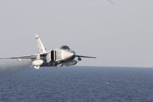 &#91;BERANI&#93; Su-24 Fencer Rusia kembali mengganggu USS Donal Cook