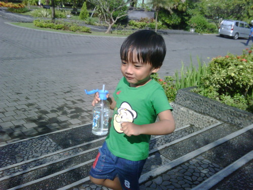 Cara Unik Membiasakan Minum Air Putih