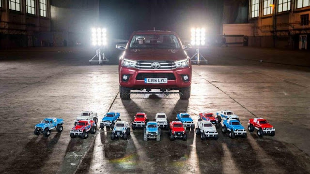 Wow, Toyota Hilux Ditarik dengan 15 Mobil Remot Kontrol