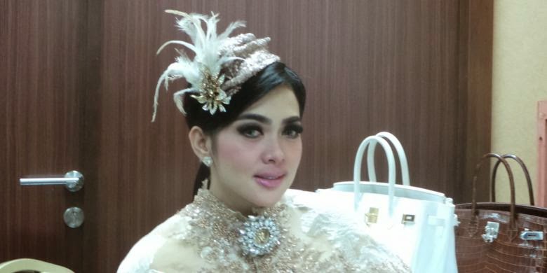 Syahrini Siap Hibur Pengunjung Stan Suzuki 