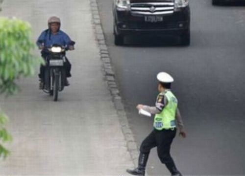 ngintip trik melarikan diri ala seorang bapak dari tilangan polisi