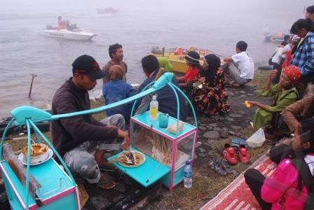 Mengenal lebih jauh obyek wisata Telaga Sarangan,Magetan. (Indah,Asri,Murah Meriah)