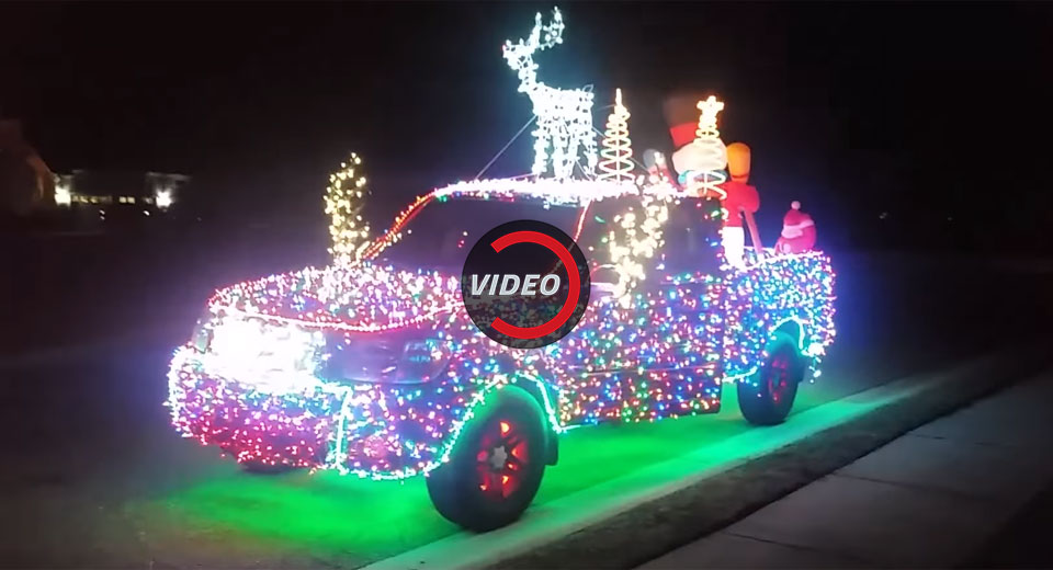 Unik Gan, Dipasangi 14 Ribu LED Mobil Toyota Ini Disulap Jadi Pohon Natal